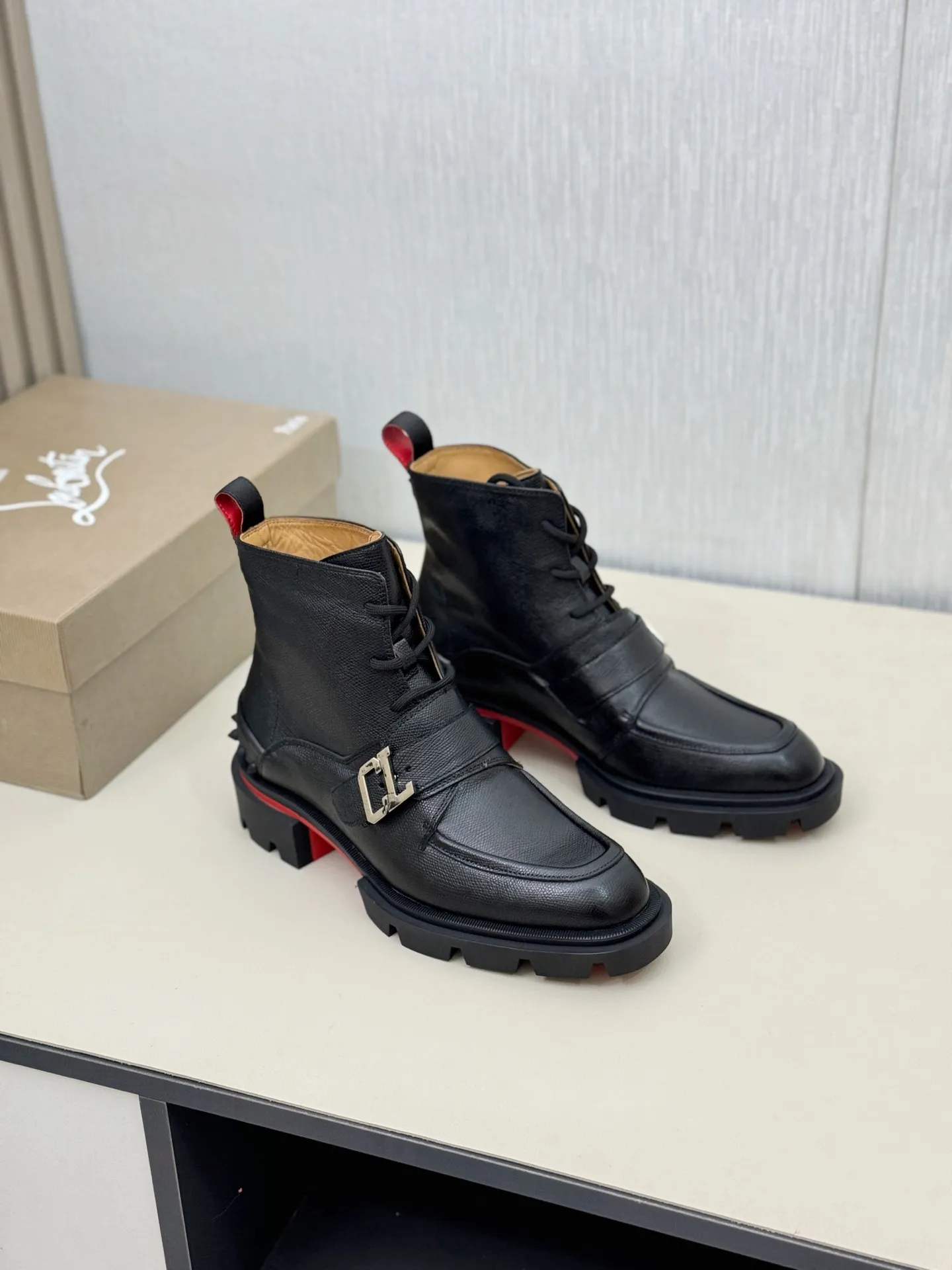 [CL～High-end men’s red-soled shoes] Top P: 940💰. Size: 39-44 (38.45.46 can be customized) 🆑Top original purchase agent Imported open-edge bead fabric and water-dyed cowhide inside 🉑️ Imported TPU rubber sole, wear-resistant and non-slip, full of European style.